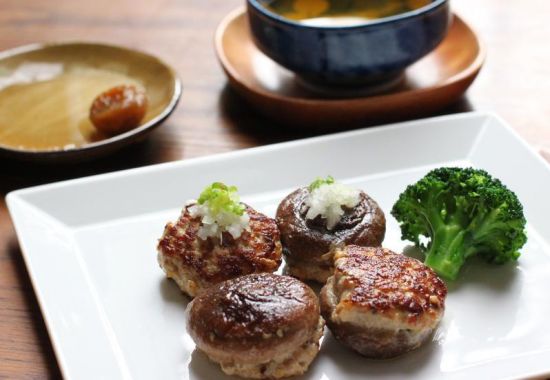 Home-style Mushroom Dish: Pan-fried Shiitake Mushrooms Stuffed with Ground Meat